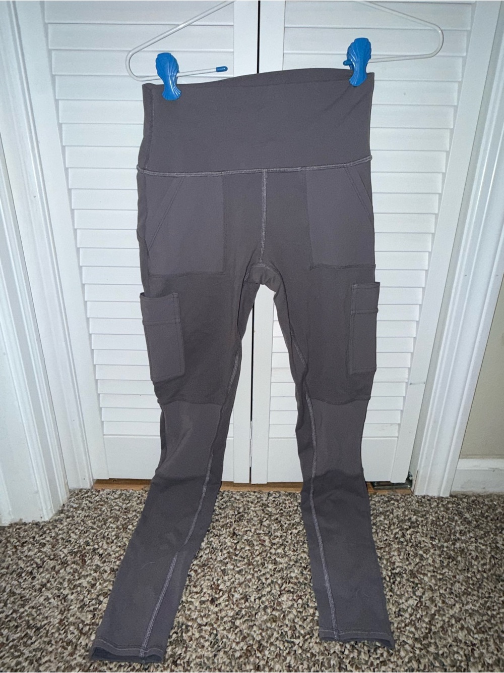 ALO Yoga High-Waist Cargo Leggings in Gray